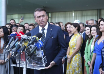 Bolsonaro recebe apoio de deputados reeleitos no Palácio da Alvorada