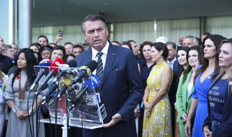 O candidato à Presidência pelo PL, Jair Bolsonaro, recebeu hoje (6) no Palácio da Alvorada um grupo de deputados federais e governadores reeleitos, que manifestou seu apoio à reeleição do mandatário.
