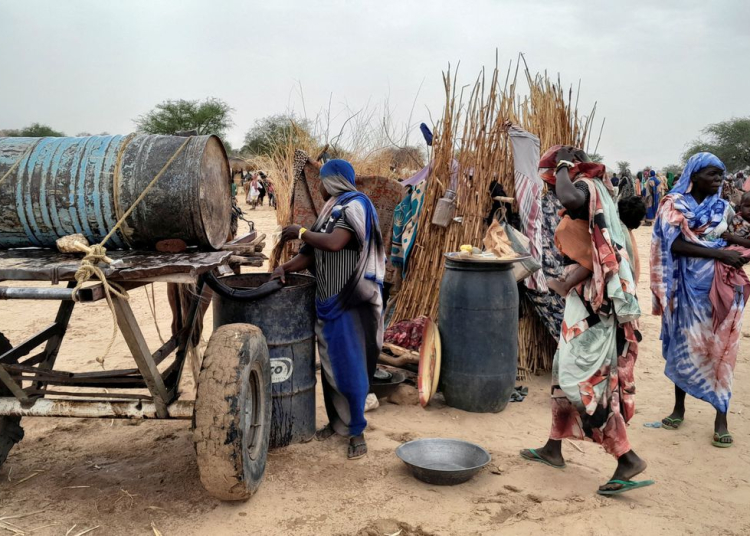 Mulher sudanesa que fugiu da violência em seu país tenta coletar água de barril na fronteira entre Sudão e Chade
26/04/2023 REUTERS/Mahamet Ramdane
