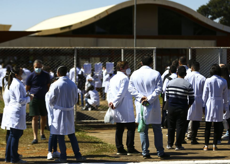 Médicos chegam ao local de prova para a segunda etapa do Exame Nacional de Revalidação de Diplomas Médicos Expedidos por Instituição de Educação Superior Estrangeira (Revalida) 2020, em Brasília.