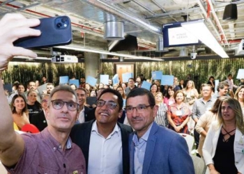 Governo de Minas distribui 65 mil Chromebooks para professores do ensino médio da rede estadual