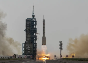 China envia primeiro astronauta civil ao espaço