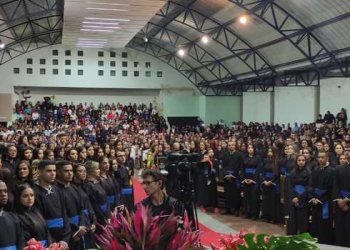 Estudantes do Trilhas de Futuro são diplomados em Caratinga