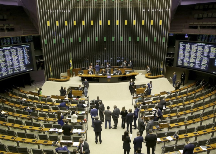 A Câmara dos Deputados realiza sessão plenária semipresencial,  para tentar votar o projeto de lei (PL 4.566/2021) que tipifica o crime de injúria racial em local público ou privado aberto ao público de uso coletivo. Os deputados também devem analisar e votar.