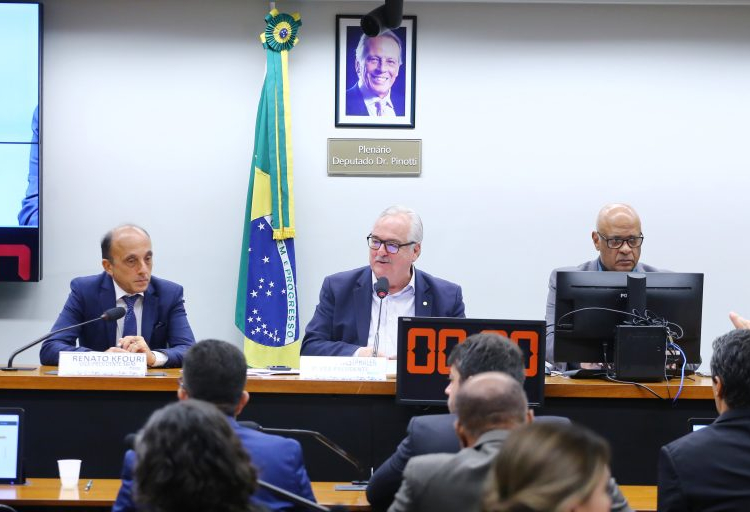 Deputado Pedro Westphalen (C) preside o debate