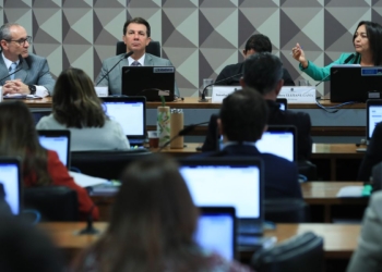 Relatora da CPMI rebate versão de coronel sobre mensagens a Mauro Cid