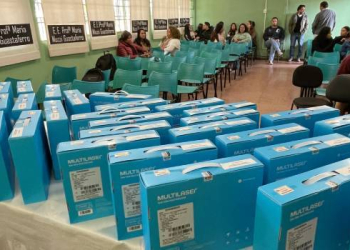 Professores do ensino médio da rede estadual de ensino já estão recebendo Chromebooks