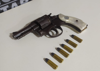 MANHUAÇU – PM apreende arma de fogo e munições