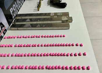 MANHUAÇU – Durante operação, PM tira de circulação vasta quantidade de droga sintética, arma de fogo, munições e prende autora de tráfico