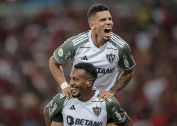 Atlético se impõe, goleia o Flamengo e embola briga pelo título do Brasileiro