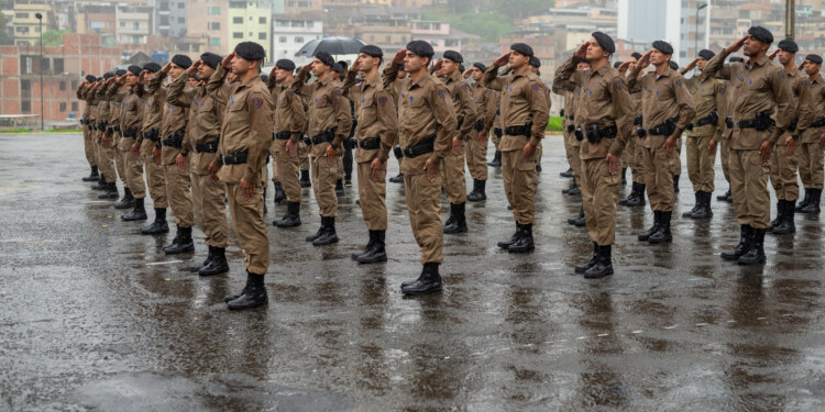 MANHUAÇU – Polícia Militar realiza solenidade de entrega da boina aos alunos do CFSd