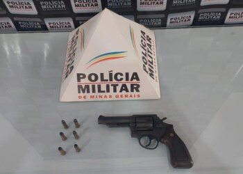 SANTO ANTÔNIO DO GRAMA MG – PM prende homem e apreende revólver durante operação no Bairro Centro
