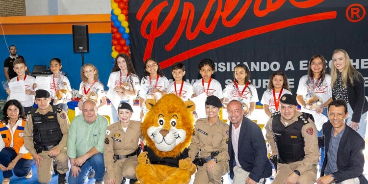 MANHUAÇU – Polícia Militar realiza formatura de 648 alunos do PROERD