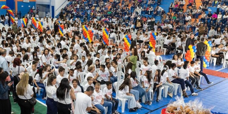MANHUAÇU – Polícia Militar realiza formatura de 648 alunos do PROERD
