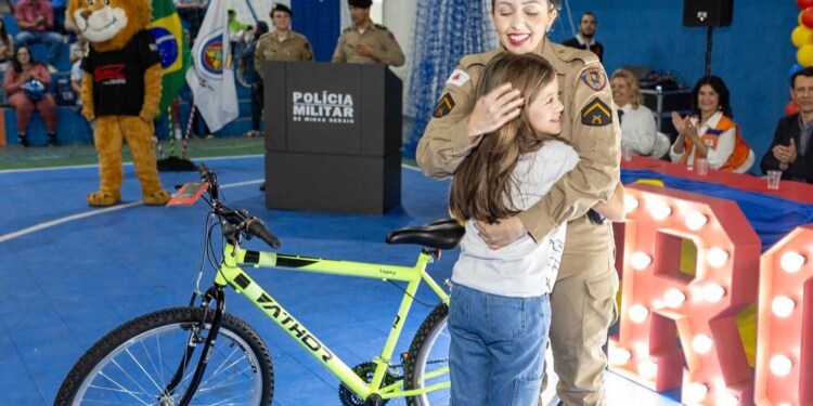 MANHUAÇU – Polícia Militar realiza formatura de 648 alunos do PROERD