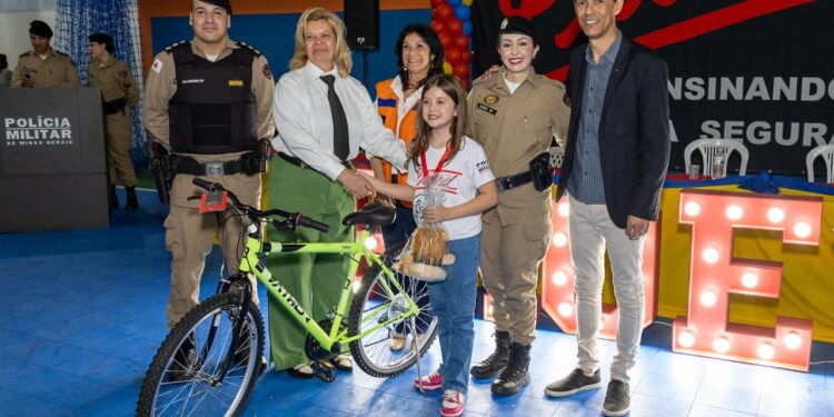 MANHUAÇU – Polícia Militar realiza formatura de 648 alunos do PROERD