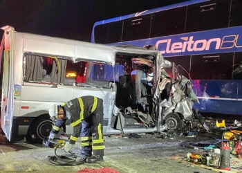 Acidente entre ônibus e van deixa mortos e feridos na BR-262, em Iúna