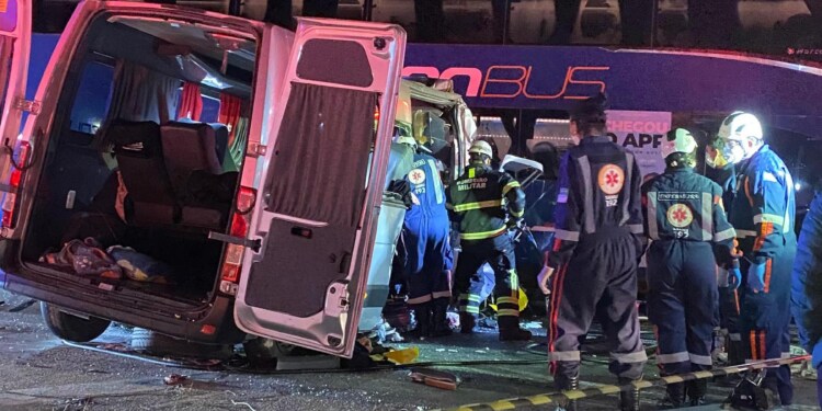 Acidente entre ônibus e van deixa mortos e feridos na BR-262, em Iúna